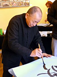 Ein Chinese schreibt eine Kalligrafie